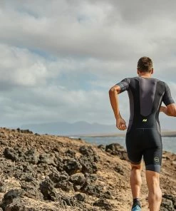 Zone 3 Zone3 - 2023 - Aquaflo Plus Short Sleeve Trisuit - Men's 16 Zone 3 Zone3 - 2023 - Aquaflo Plus Short Sleeve Trisuit - Men's -ZONE3 shop Aquaflo 26copy 93173.1675080420