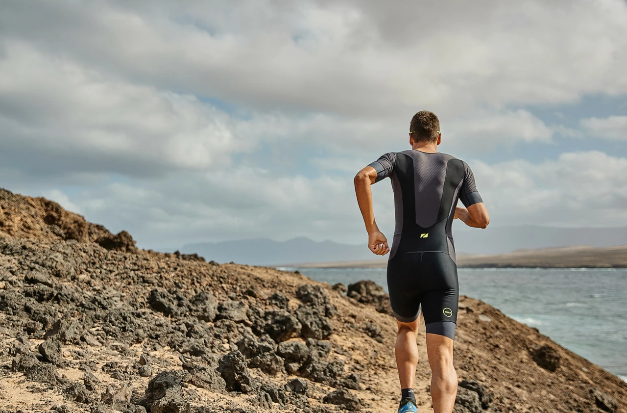 Zone 3 Zone3 - 2023 - Aquaflo Plus Short Sleeve Trisuit - Men's 8 Zone 3 Zone3 - 2023 - Aquaflo Plus Short Sleeve Trisuit - Men's - Image 8