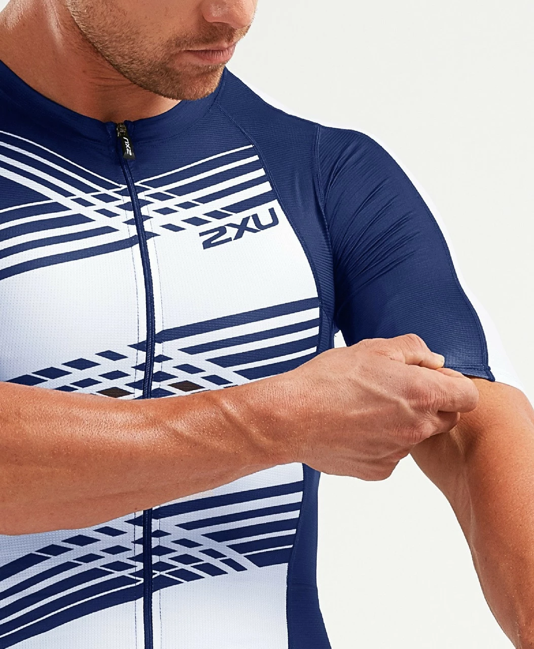 2XU - Compression Sleeved Top - Men's 10 2XU - Compression Sleeved Top - Men's - Image 10