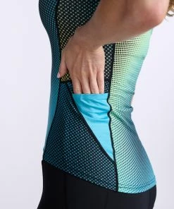 2XU - Aero Tri Sleeved Top - Women's - Cyan/White - 2023 28 2XU - Aero Tri Sleeved Top - Women's - Cyan/White - 2023 -ZONE3 shop WT6666a CYA WHT 23 49875.1666342970